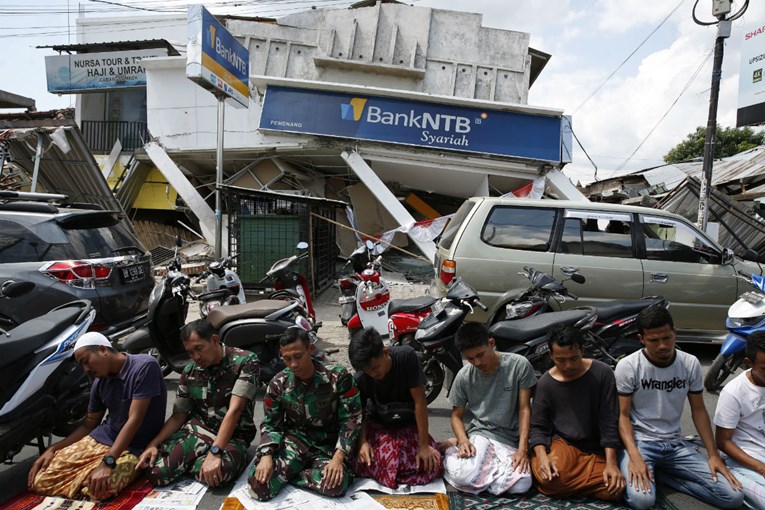 Broj žrtava u Indoneziji prešao 400, potresi zadali težak udarac turizmu